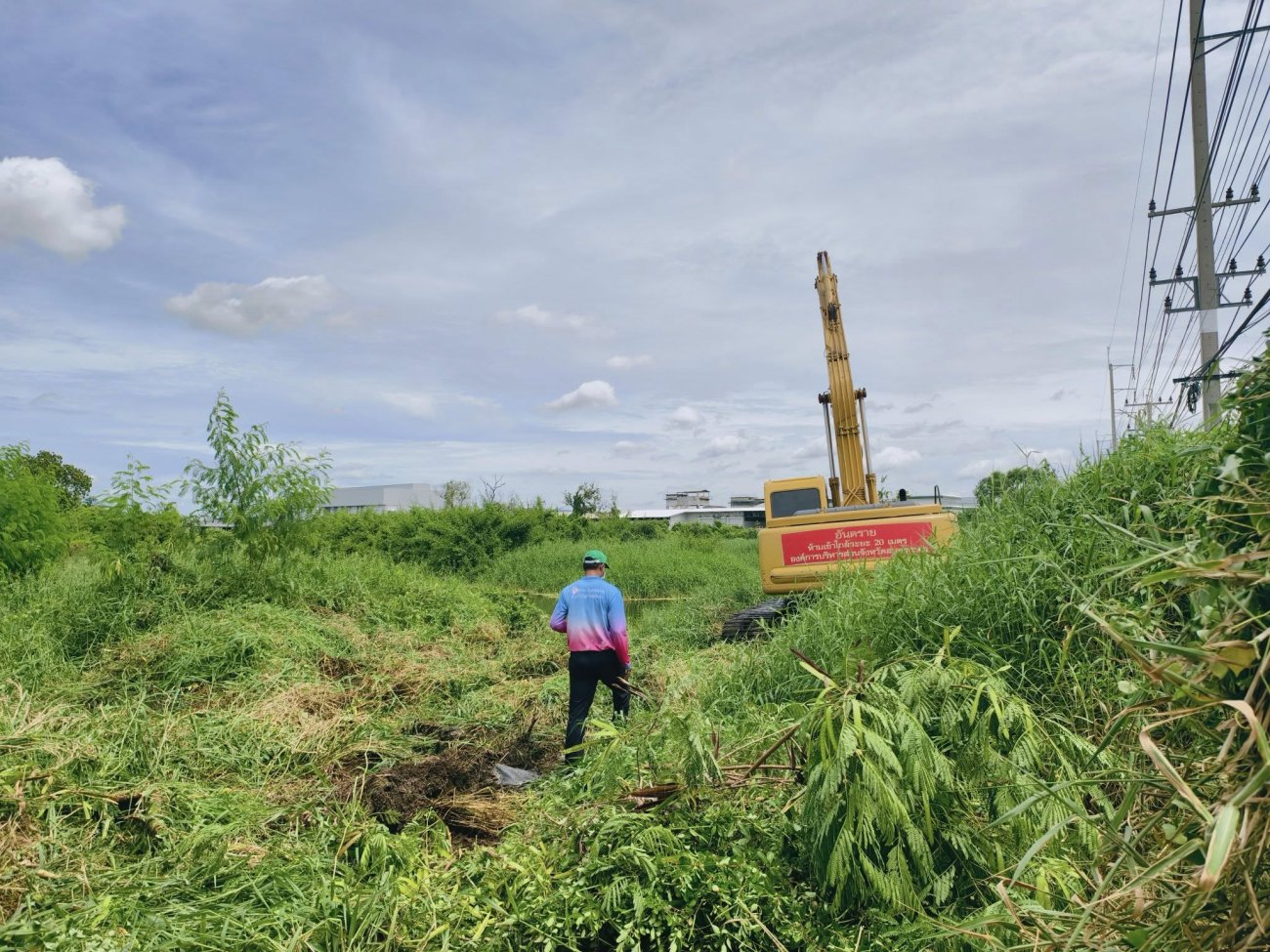 วันศุกร์ที่ 19 กันยายน 2568 เทศบาลตำบลนาดี ขอบคุณองค์การบริหารส่วนจังหวัดสมุทรสาคร สนับสนุนรถแบ็คโฮขุดลอกเลน และวัชพืช ในคลองหวายลิง ฝั่งถนนเอกชัย