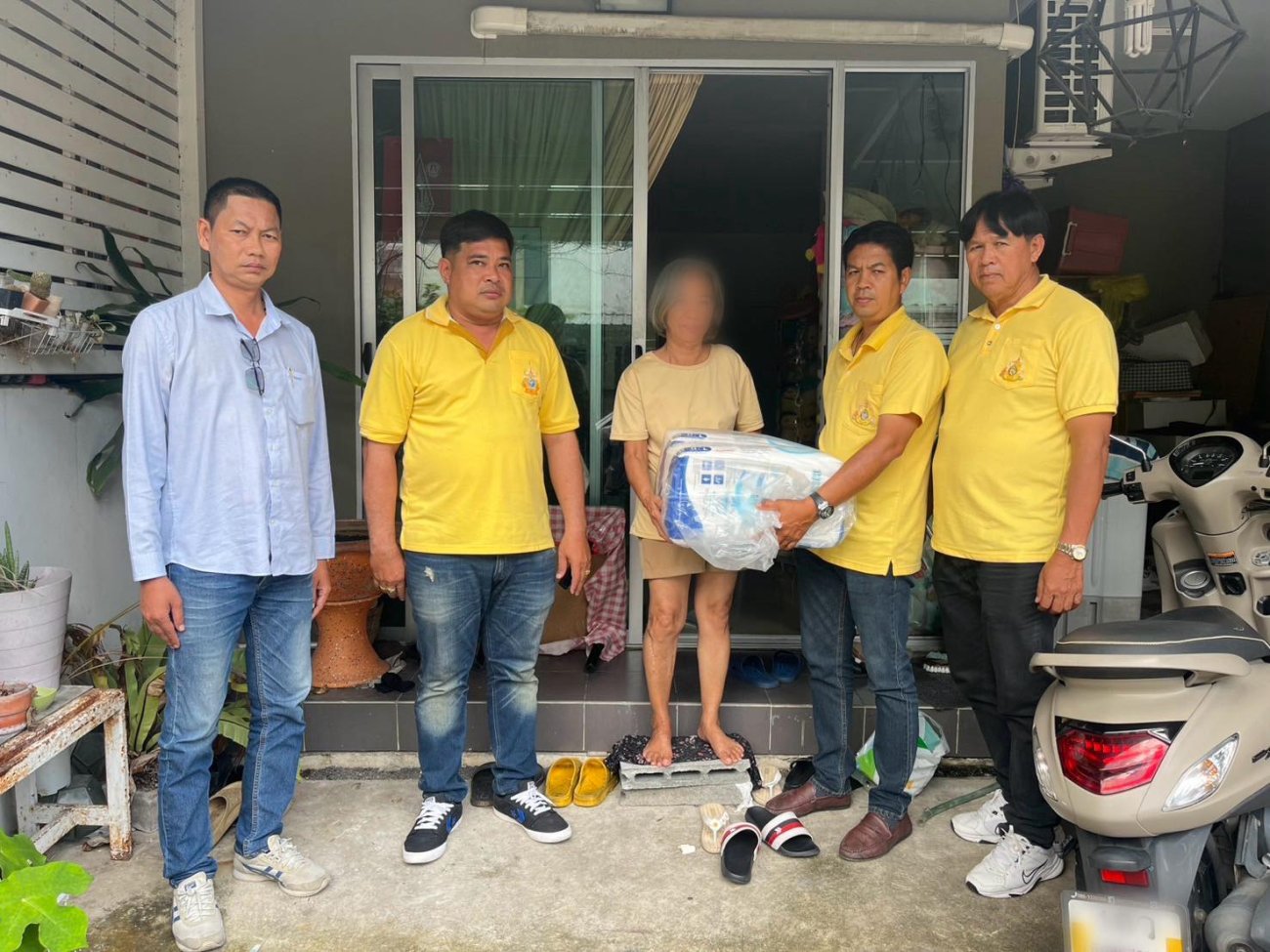 วันพฤหัสบดีที่ 18 กันยายน 2568 นางสาวจุไรวรรณ เผือกเล็ก นายกเทศมนตรีตําบลนาดี มอบหมายให้สท. ชัยสฤต โพธิสิทธิ์ / สท. สมชัย ขาวพุ่ม/ สท. ฐนกร คำกลั่น พร้อมด้วย เจ้าหน้าที่กองสวัสดิการสังคม เทศบาลตำบลนาดี ลงพื้นที่มอบผ้าอ้อมสำหรับผู้ใหญ่ ให้ผู้สูงอายุ และผู้ป่วยติดเตียง ในเขตพื้นที่ตำบลนาดี